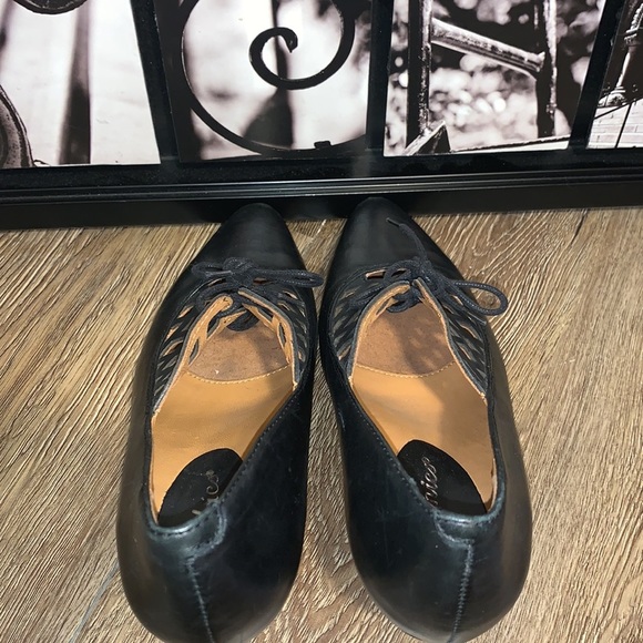 Earthies Mezzi Black Leather Heels - Picture 5 of 7